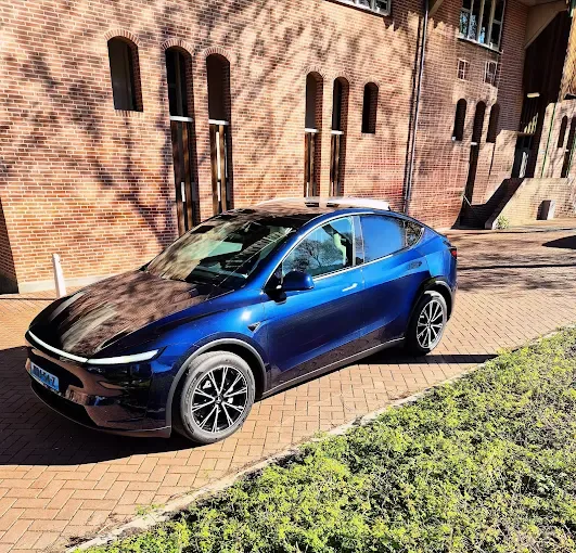 Blauwe Tesla Model Y van B&R Taxi Zoetermeer